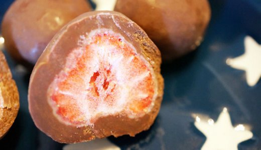 北海道の定番土産『六花亭』のフリーズドライしたいちごが丸々入ったチョコレートを食べてみた